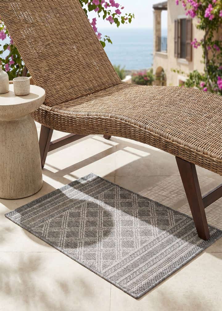 2' x 3' 1 Easy-Clean Trellis Indoor / Outdoor Rug