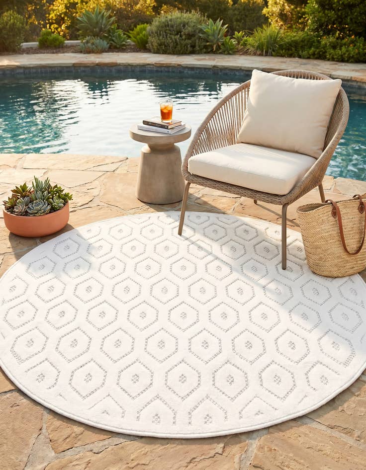 Detail image of 4' x 4' Easy-Clean Trellis Textured Indoor / Outdoor Round Rug