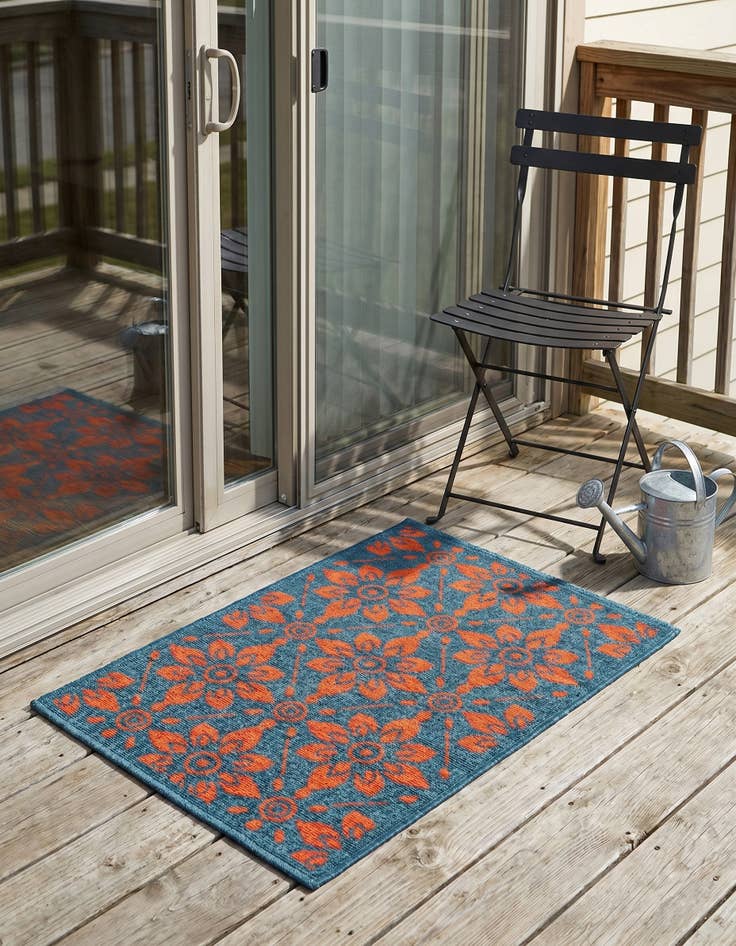 Detail image of 2' x 3' Easy-Clean Trellis Indoor / Outdoor Rug