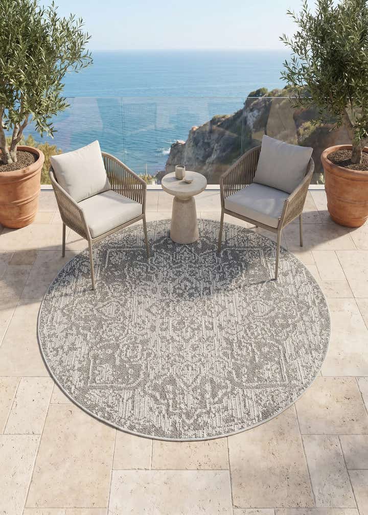 5' 3 x 5' 3 Easy-Clean Traditional Indoor / Outdoor Round Rug