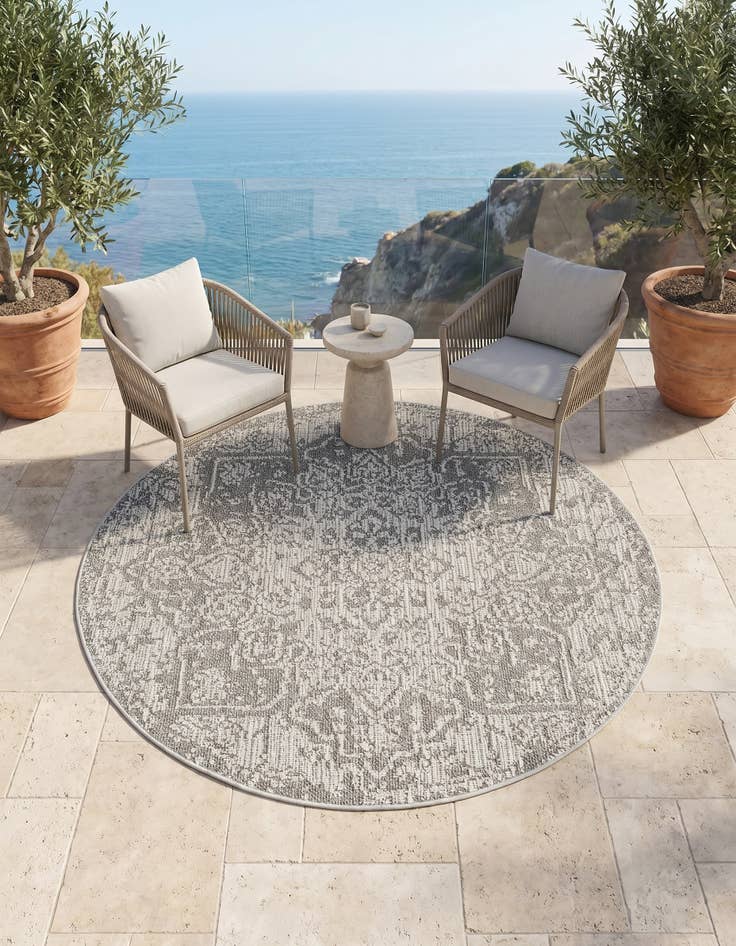 Detail image of 5' 3 x 5' 3 Easy-Clean Traditional Indoor / Outdoor Round Rug