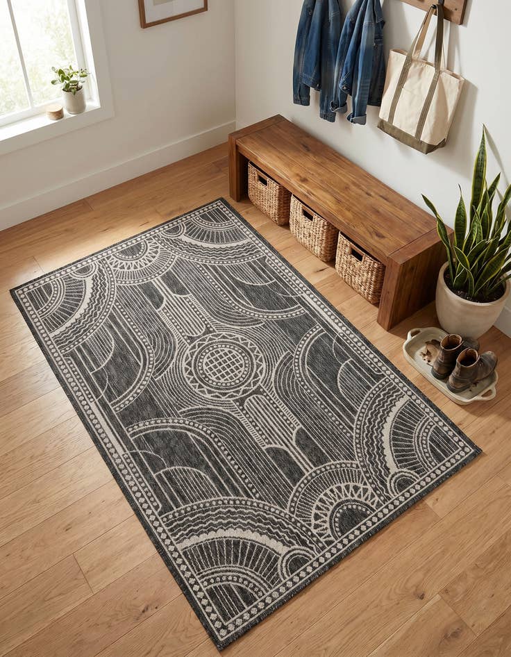 Detail image of 4' 1 x 6' 1 Easy-Clean Traditional Indoor / Outdoor Rug