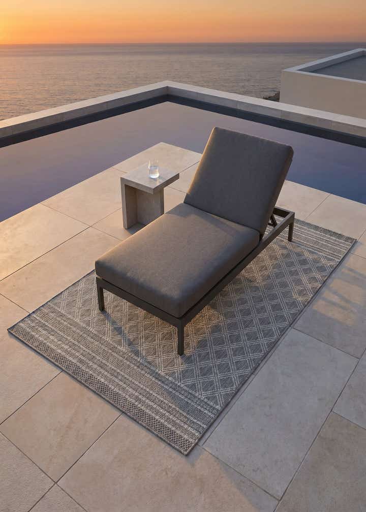 4' 1 x 6' 1 Easy-Clean Trellis Indoor / Outdoor Rug