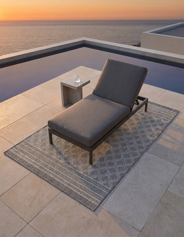 Detail image of 4' 1 x 6' 1 Easy-Clean Trellis Indoor / Outdoor Rug