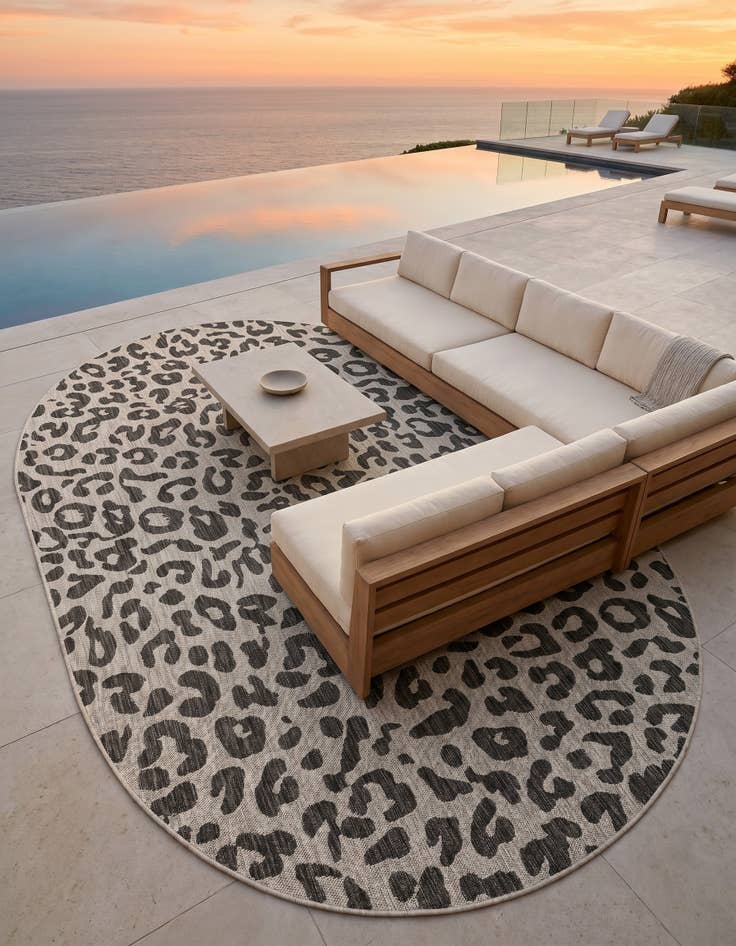 Detail image of 7' 10 x 10' Easy-Clean Safari Indoor / Outdoor Oval Rug