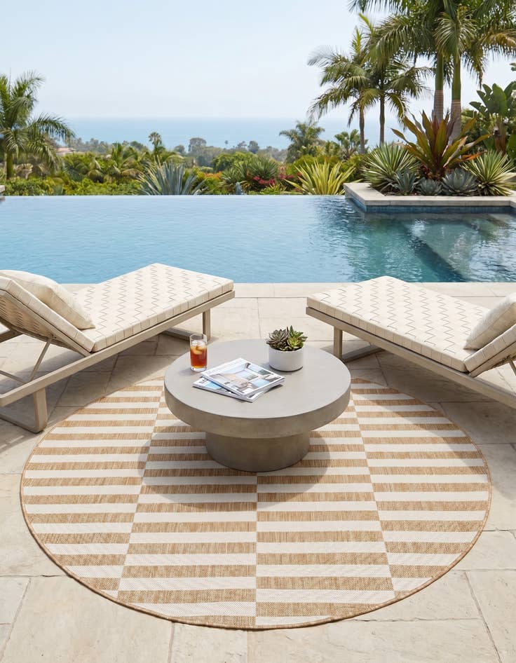 Detail image of 6' x 6' Easy-Clean Striped Indoor / Outdoor Round Rug