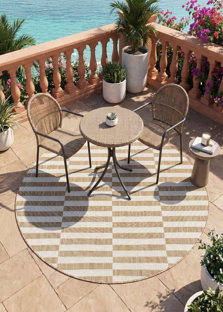 5' 3 x 5' 3 Easy-Clean Striped Indoor / Outdoor Round Rug