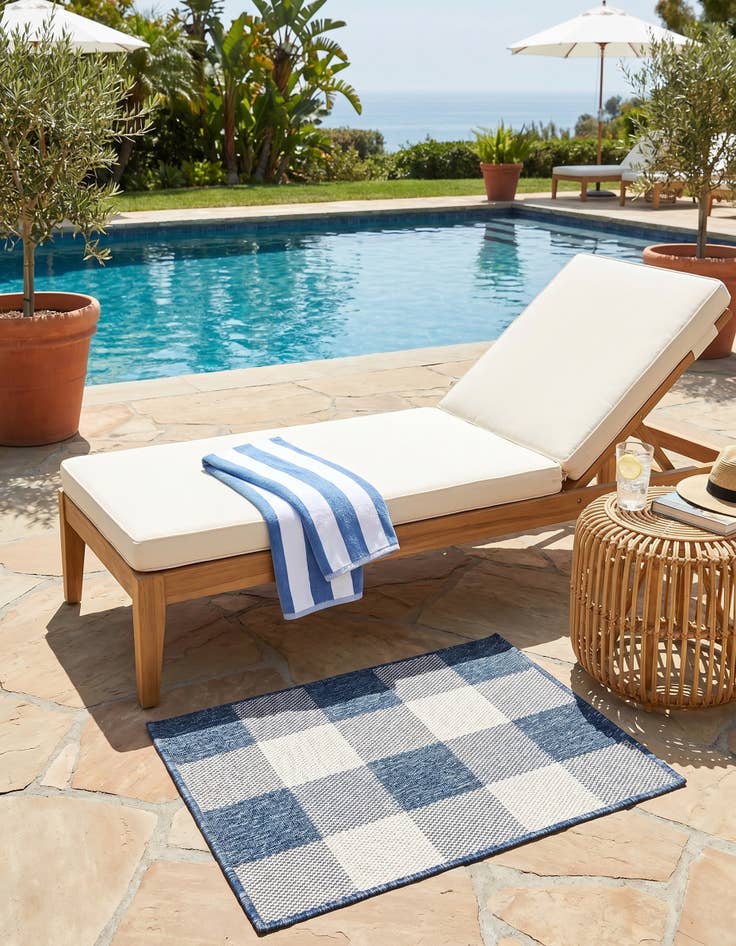 Detail image of 2' x 3' Easy-Clean Checkered Indoor / Outdoor Rug