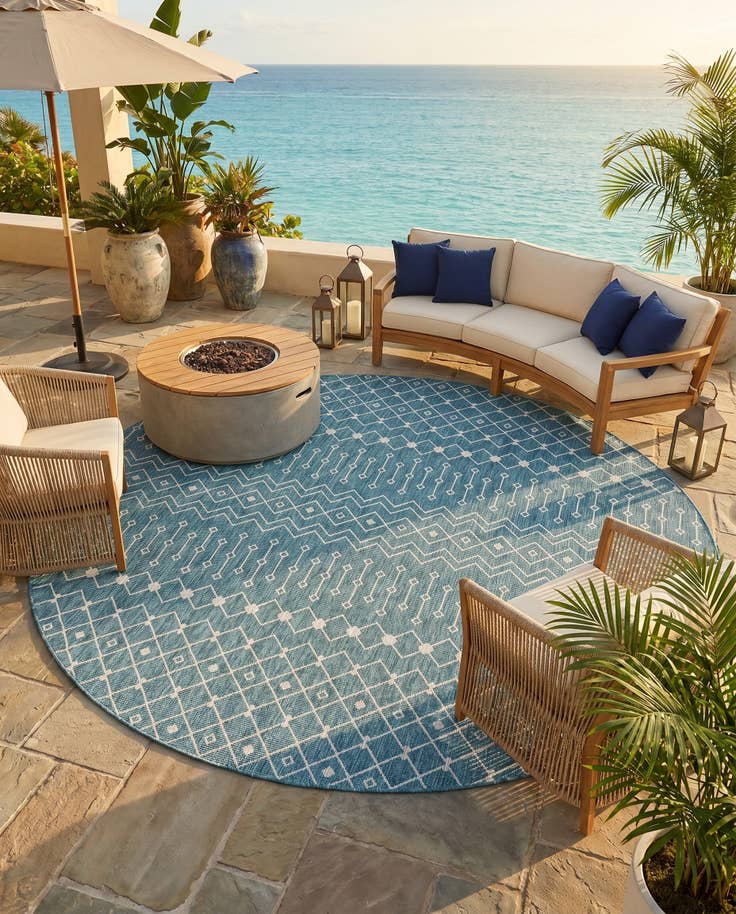 Detail image of 13' x 13' Easy-Clean Lattice Indoor / Outdoor Round Rug