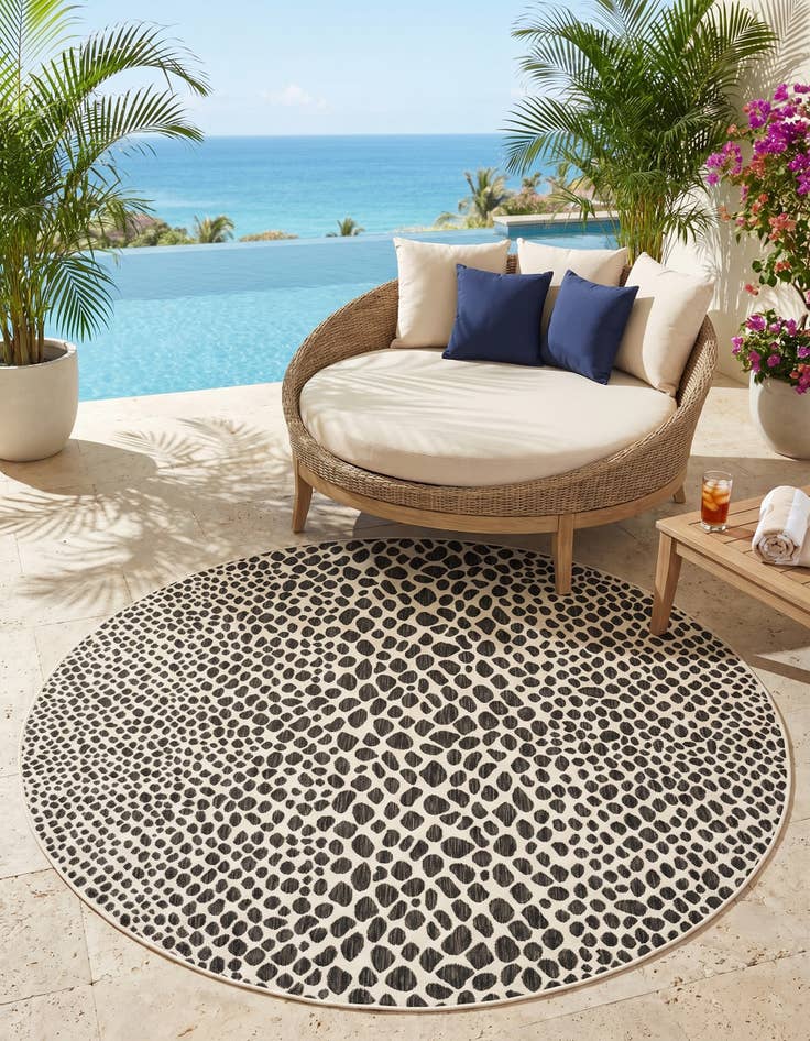 Detail image of 7' x 7' Easy-Clean Jill Zarin Indoor / Outdoor Round Rug