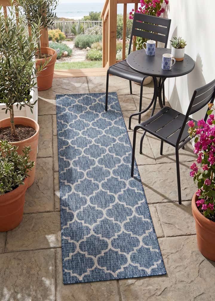 2' x 6' Easy-Clean Lattice Indoor / Outdoor Runner Rug
