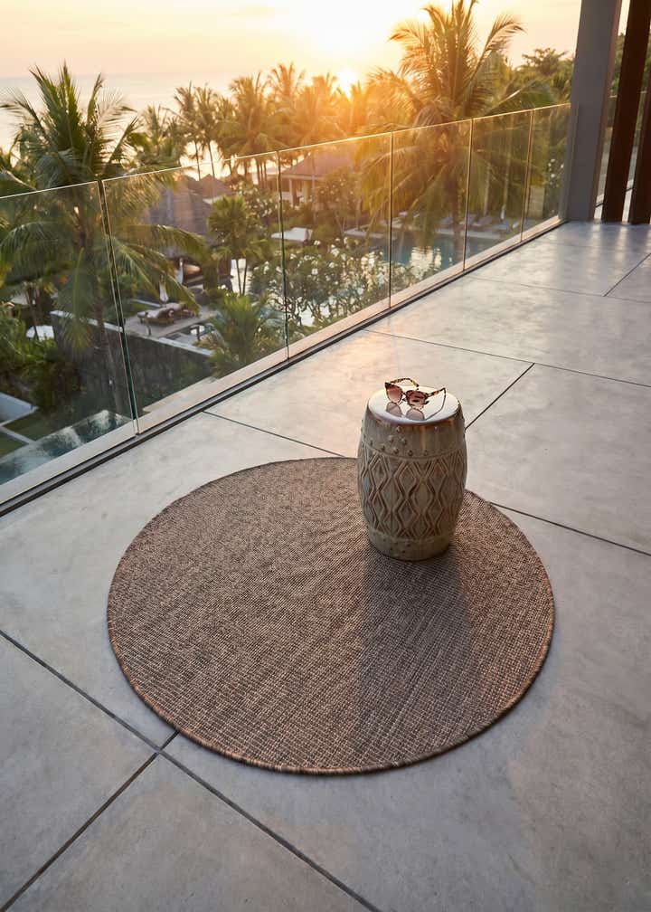 3' 1 x 3' 1 Easy-Clean Solid Indoor / Outdoor Round Rug