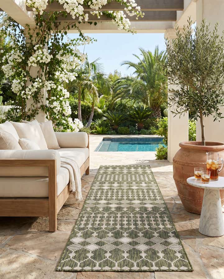 2' 7 x 10' Easy-Clean Trellis Indoor / Outdoor Runner Rug