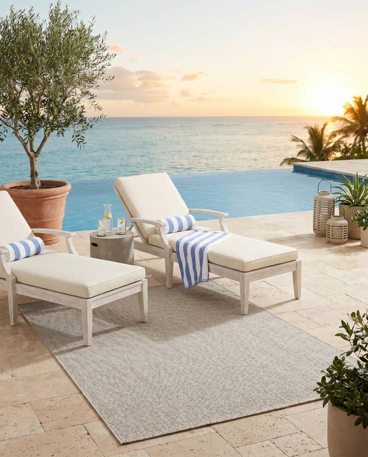 Detail image of 7' 10 x 10' Easy-Clean Solid Indoor / Outdoor Rug