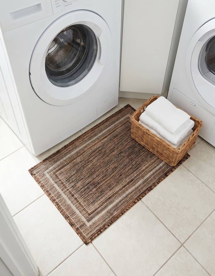 Detail image of 2' x 3' 1 Easy-Clean Border Indoor / Outdoor Rug