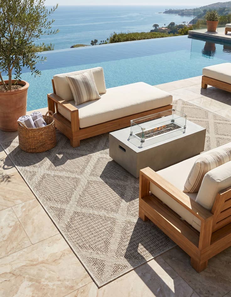 Detail image of 5' 3 x 8' Easy-Clean Trellis Indoor / Outdoor Rug