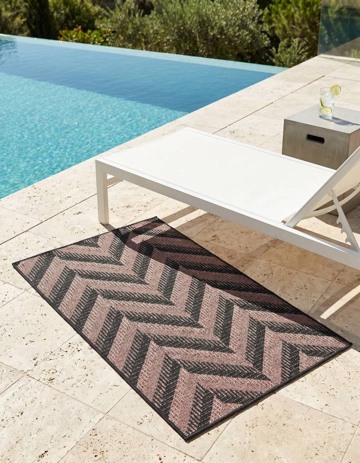 Detail image of 3' 3 x 5' Easy-Clean Modern Indoor / Outdoor Rug
