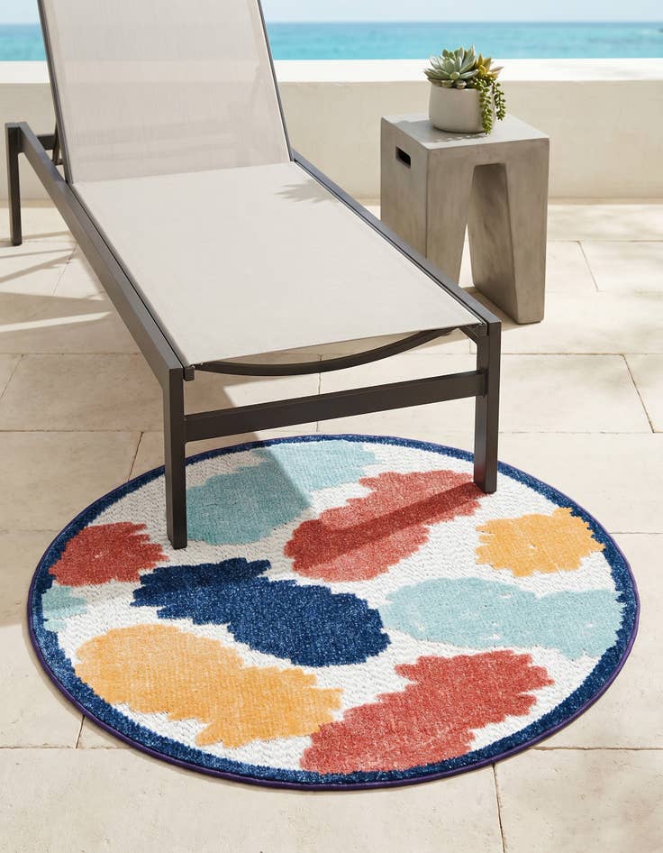 Detail image of 3' 3 x 3' 3 Easy-Clean Belize Indoor / Outdoor Round Rug