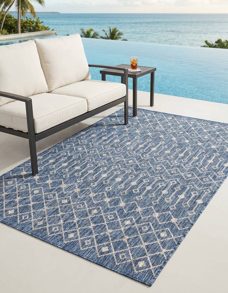 Detail image of 5' 3 x 8' Easy-Clean Lattice Indoor / Outdoor Rug