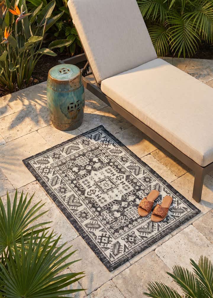2' x 3' Easy-Clean Aztec Indoor / Outdoor Rug