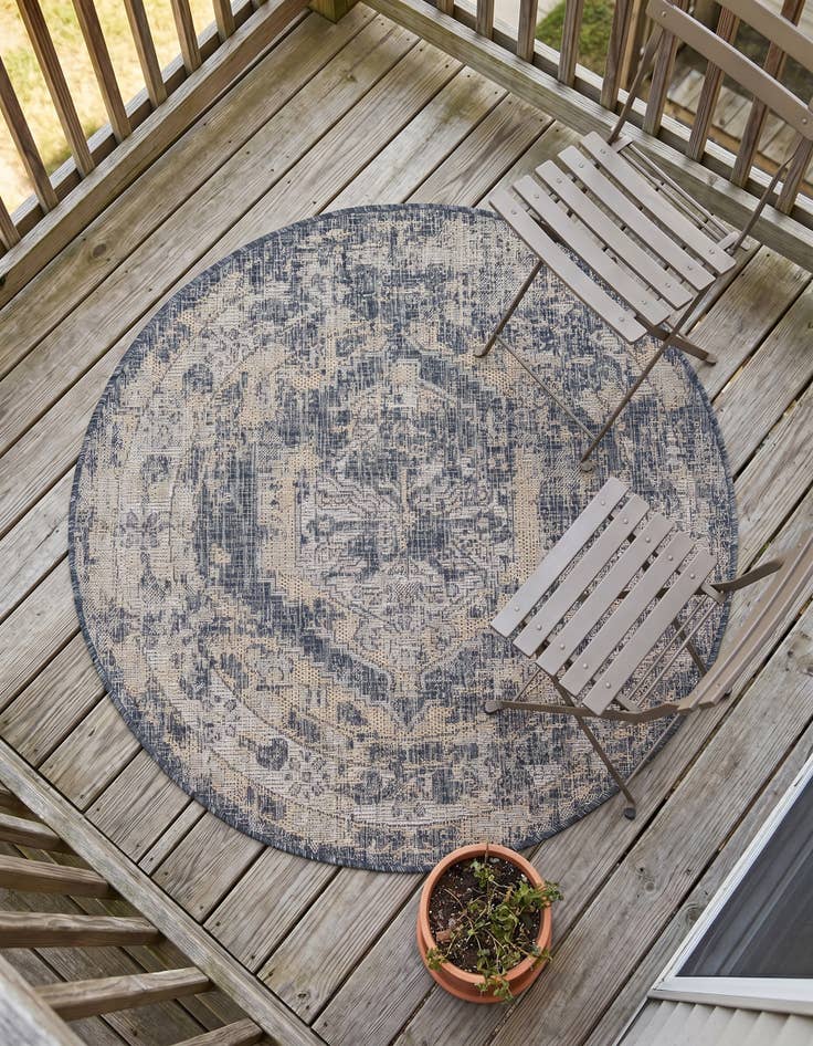 Detail image of 4' x 4' Easy-Clean Traditional Indoor / Outdoor Round Rug