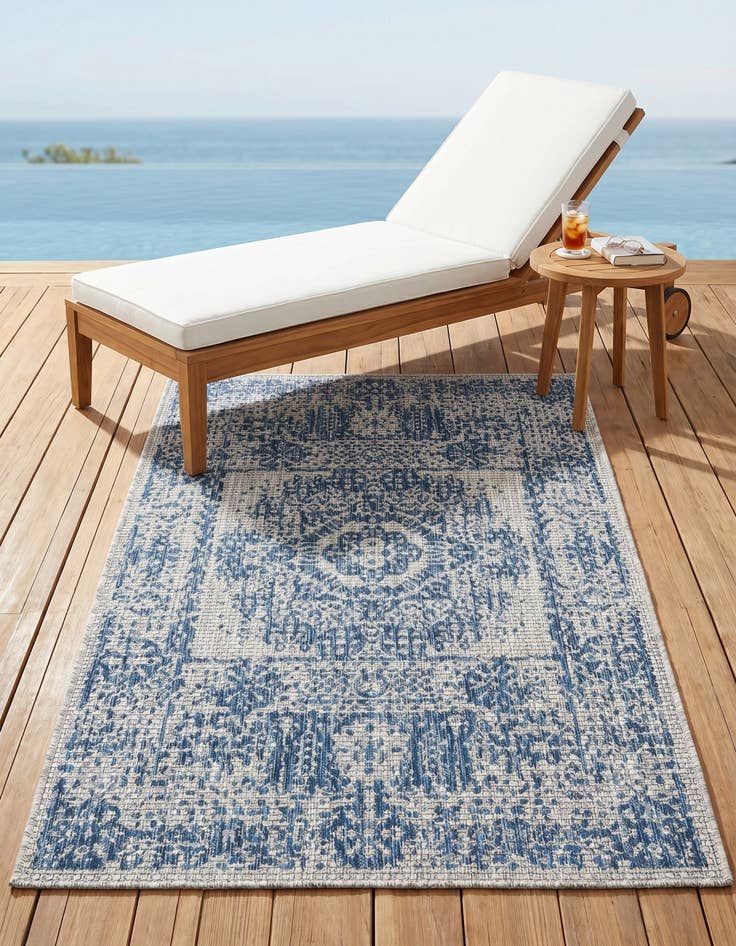 Detail image of 3' x 5' 3 Easy-Clean Traditional Indoor / Outdoor Rug