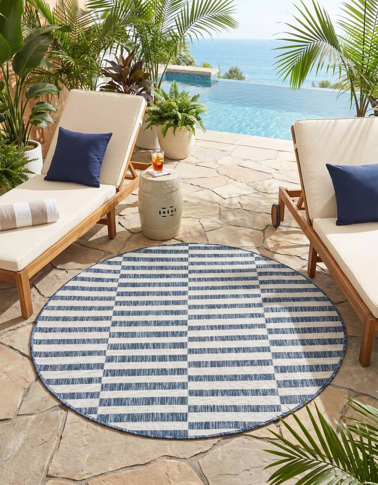 Detail image of 4' x 4' Easy-Clean Striped Indoor / Outdoor Round Rug
