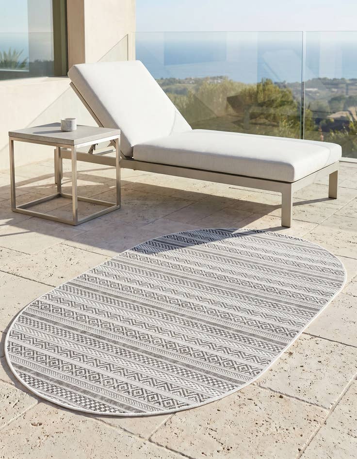 Detail image of 3' x 5' 3 Easy-Clean Striped Indoor / Outdoor Oval Rug