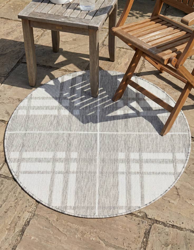 Detail image of 3' x 3' Easy-Clean Checkered Indoor / Outdoor Round Rug