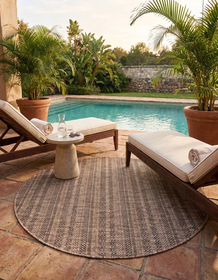 Detail image of 5' 3 x 5' 3 Easy-Clean Striped Indoor / Outdoor Round Rug