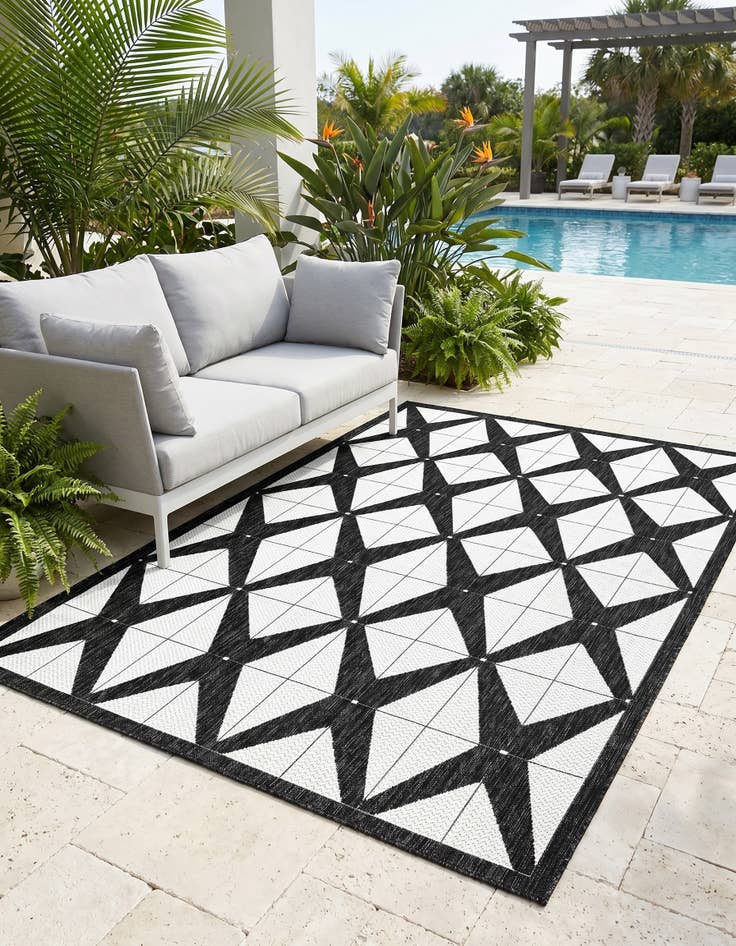 Detail image of 5' 3 x 8' Easy-Clean Modern Indoor / Outdoor Rug
