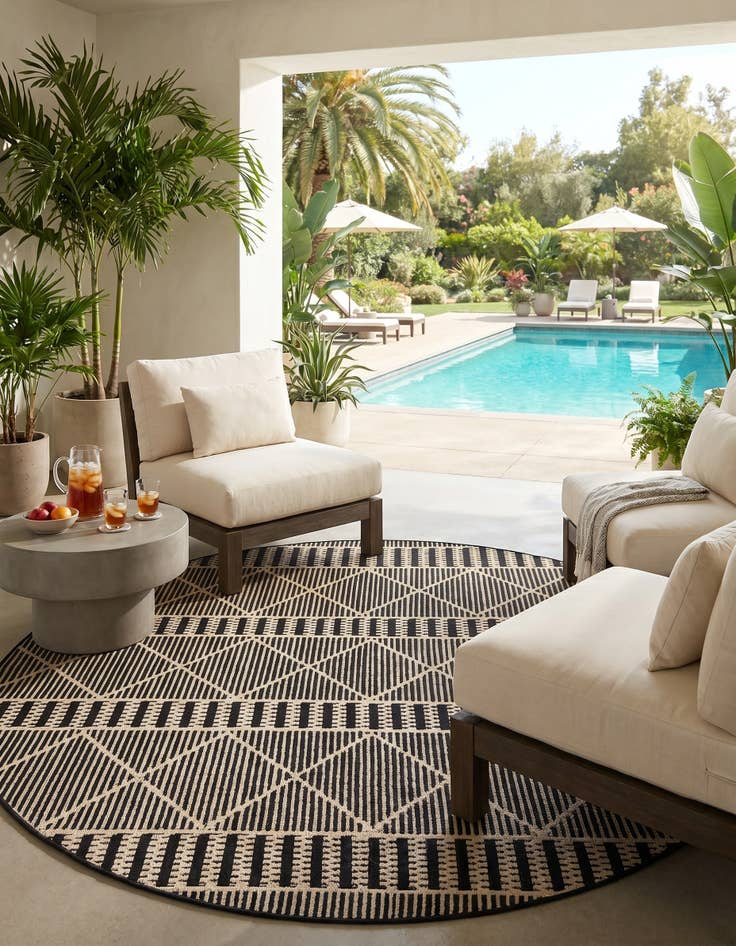 Detail image of 6' x 6' Easy-Clean Lattice Indoor / Outdoor Round Rug