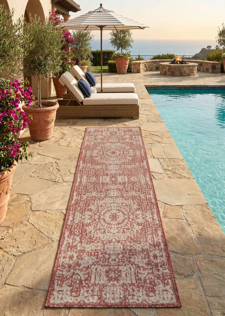 2' 7 x 10' Easy-Clean Traditional Indoor / Outdoor Runner Rug