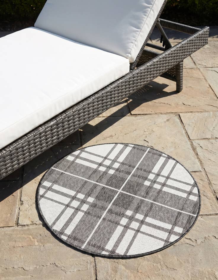 Detail image of 3' x 3' Easy-Clean Checkered Indoor / Outdoor Round Rug