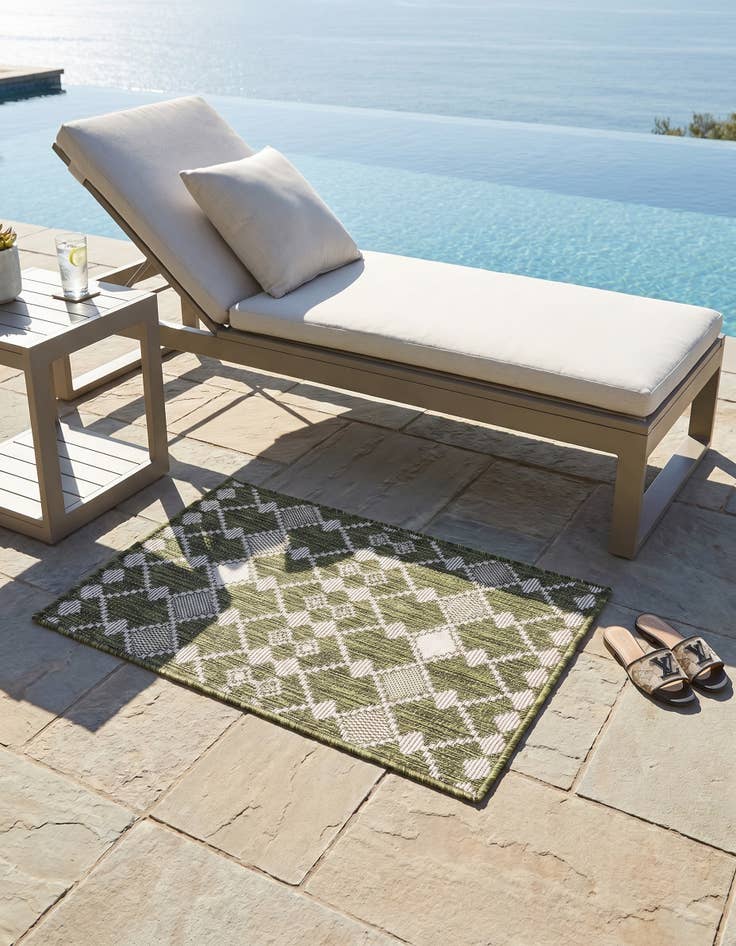 Detail image of 2' x 3' Easy-Clean Trellis Indoor / Outdoor Rug