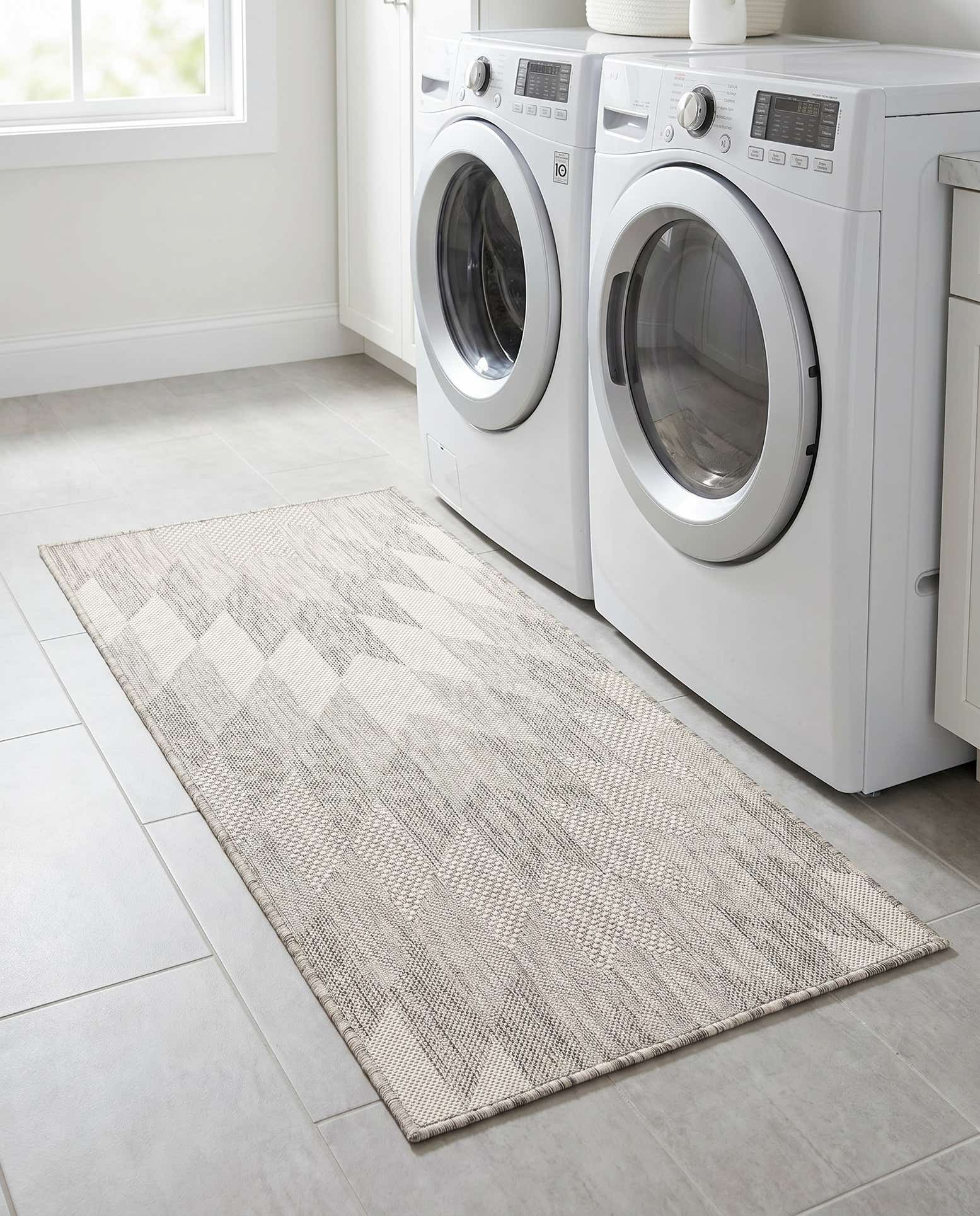 2' x 4' Easy-Clean Modern Indoor / Outdoor Runner Rug