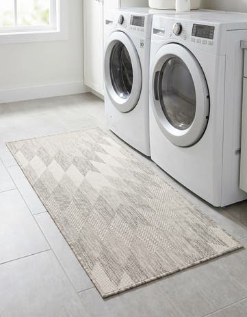 2' x 4' Easy-Clean Modern Indoor / Outdoor Runner Rug