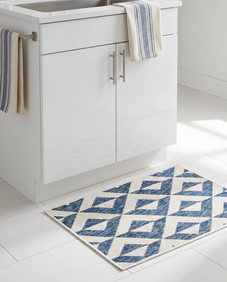 Detail image of 2' x 3' Easy-Clean Jill Zarin Napa Indoor / Outdoor Rug