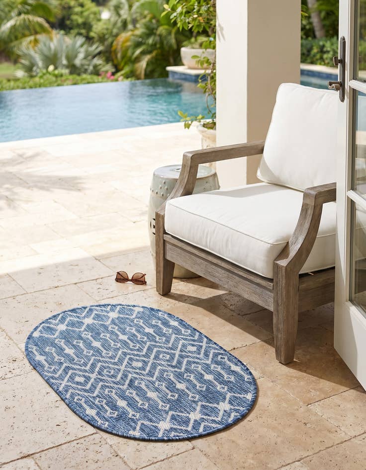 Detail image of 2' x 3' Easy-Clean Lattice Indoor / Outdoor Oval Rug
