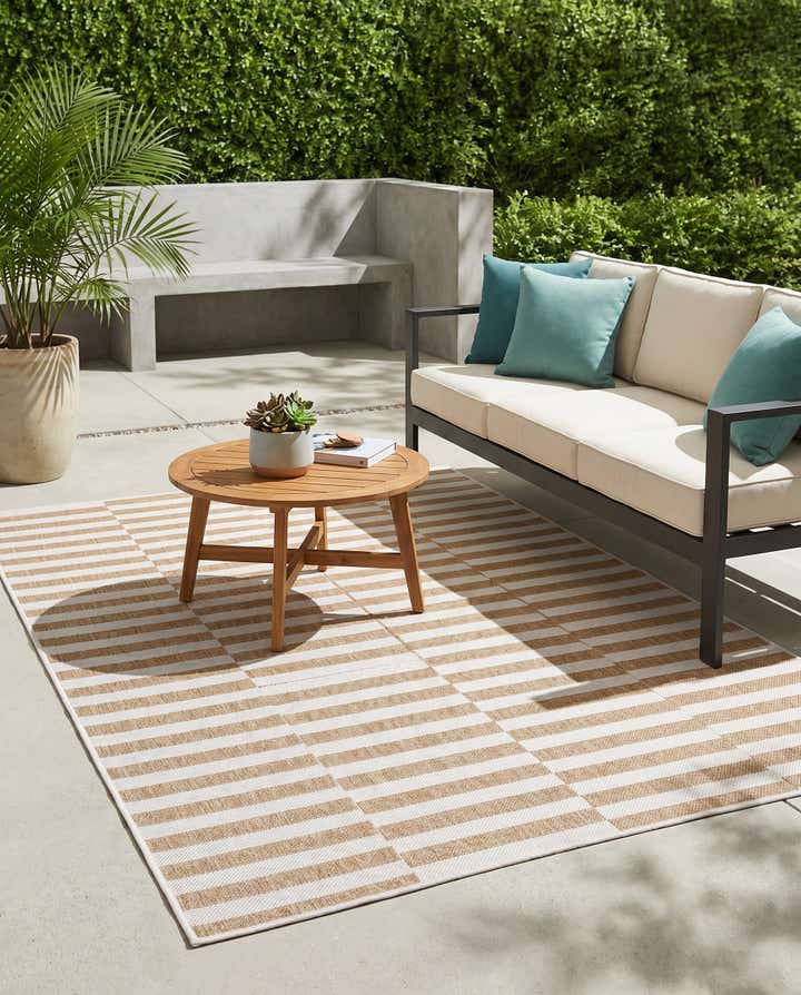 4' x 6' Easy-Clean Striped Indoor / Outdoor Rug