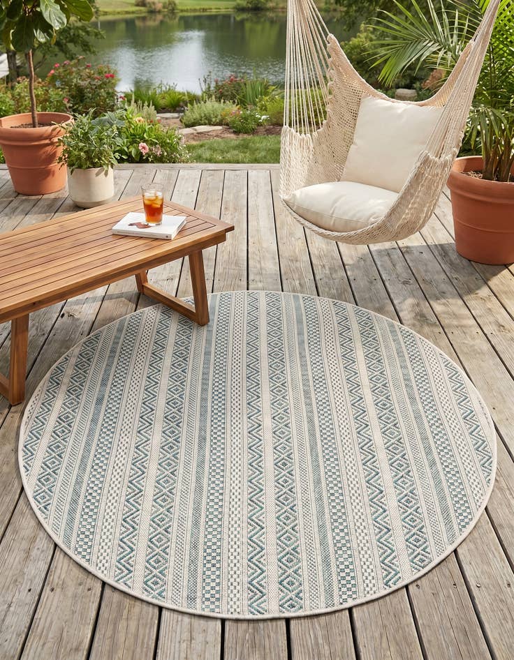 Detail image of 4' x 4' Easy-Clean Striped Indoor / Outdoor Round Rug