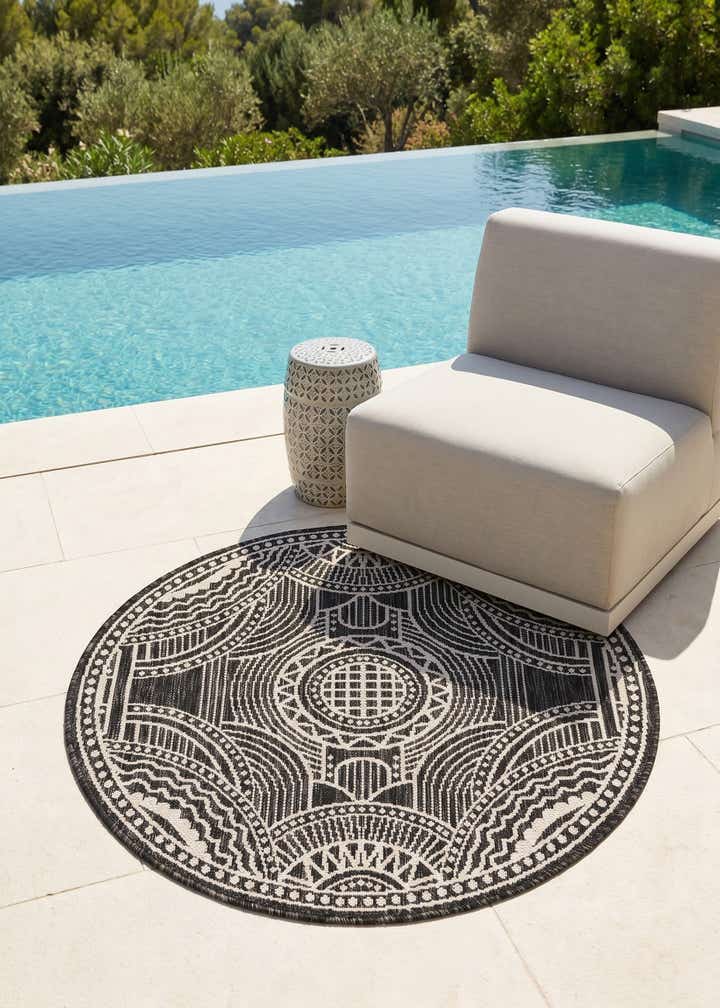 3' 1 x 3' 1 Easy-Clean Traditional Indoor / Outdoor Round Rug