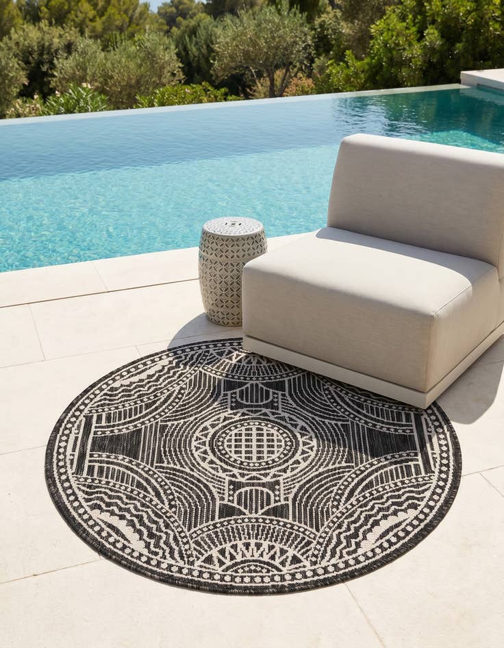 Detail image of 3' 1 x 3' 1 Easy-Clean Traditional Indoor / Outdoor Round Rug