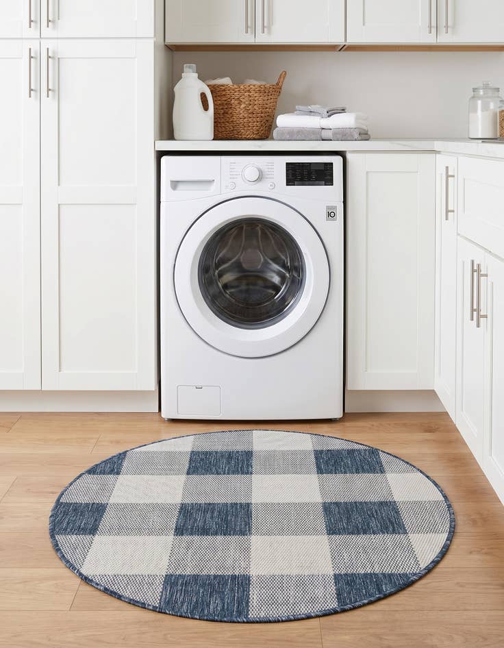 Detail image of 3' x 3' Easy-Clean Checkered Indoor / Outdoor Round Rug