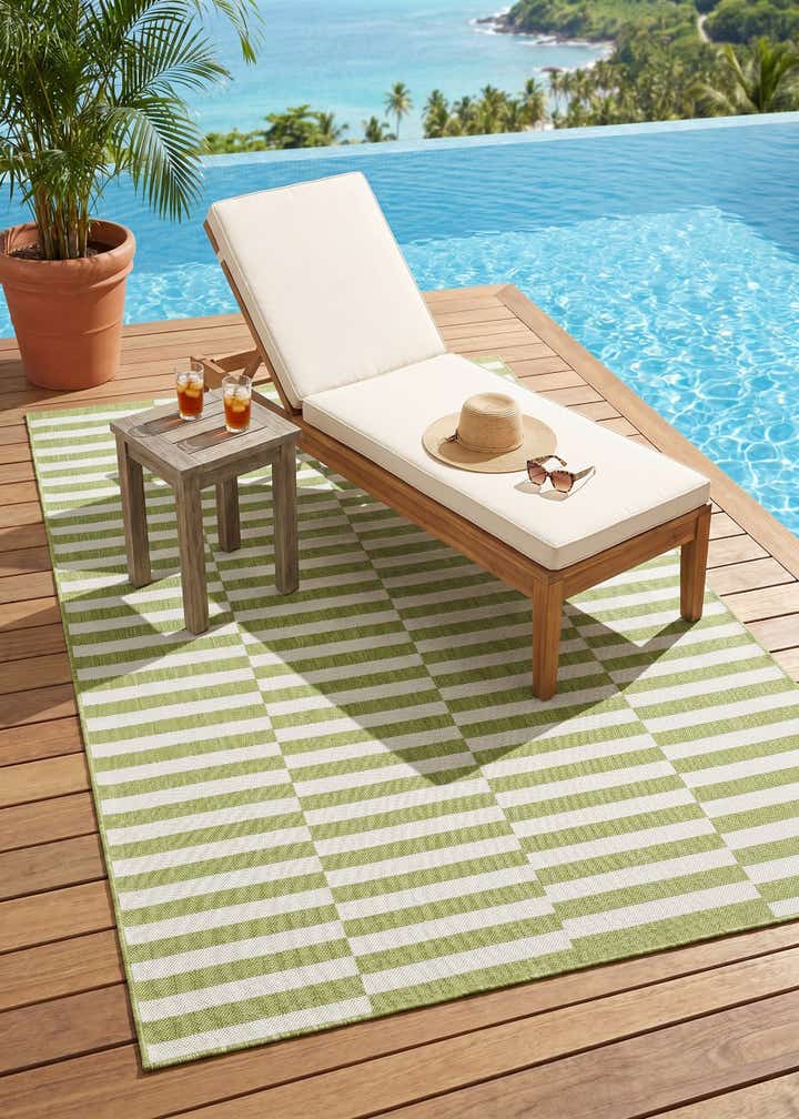 6' x 9' Easy-Clean Striped Indoor / Outdoor Rug