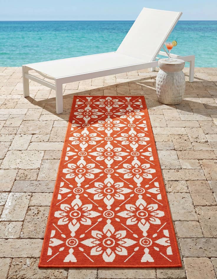 Detail image of 2' x 6' Easy-Clean Trellis Indoor / Outdoor Runner Rug