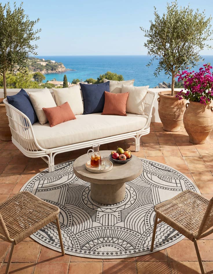 Detail image of 6' x 6' Easy-Clean Traditional Indoor / Outdoor Round Rug