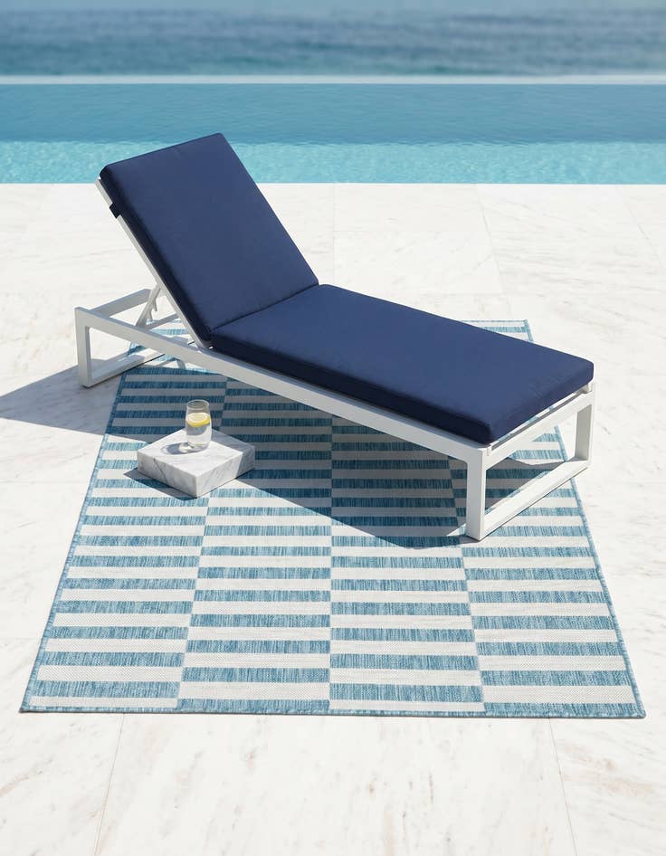 Detail image of 4' x 6' Easy-Clean Ribbon Indoor / Outdoor Rug