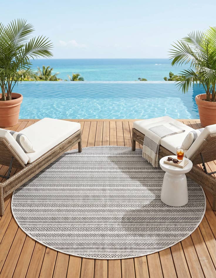 Detail image of 5' 3 x 5' 3 Easy-Clean Striped Indoor / Outdoor Round Rug