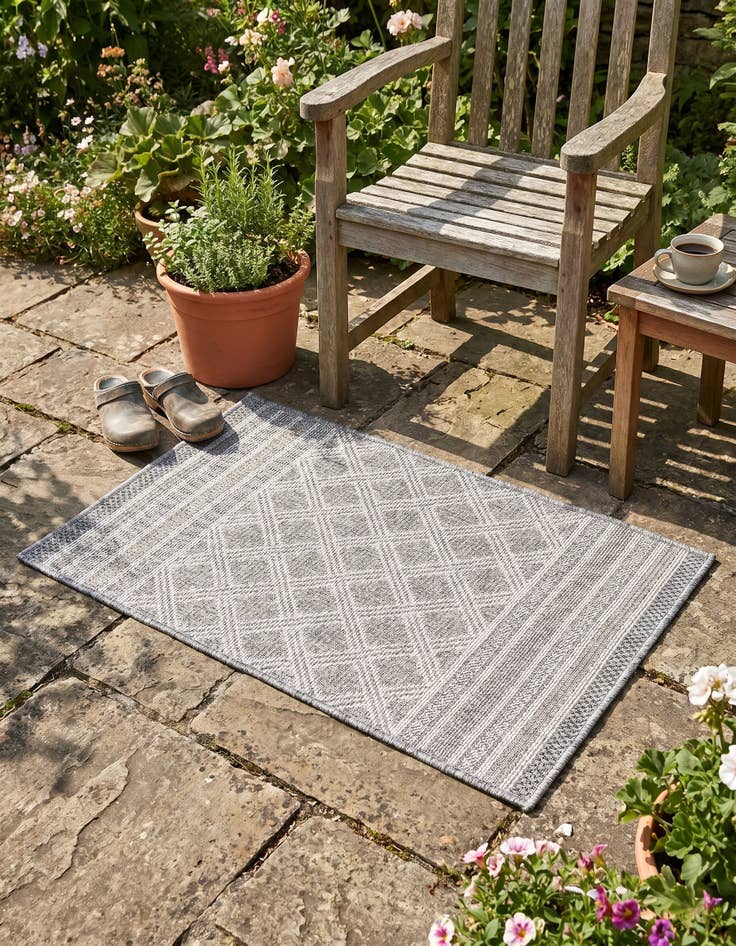 Detail image of 2' x 3' 1 Easy-Clean Trellis Indoor / Outdoor Rug